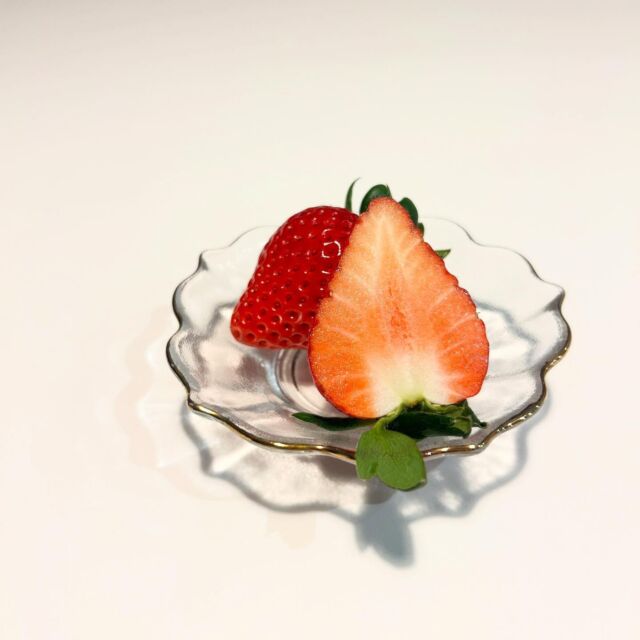 贅沢なデザート　あまりん🍓
練乳やチョコソース、アイスやヨーグルト、ケーキなどと食べるのももちろん美味しいですが、やっぱりあまりんはそのまま食べる派の農園スタッフです🍓
あまりんをゆっくりたべて、贅沢なひとときを是非💕
ワインや日本酒にも合いますよ🍶🍷

あまりん配送予約受付中🍓
BASE・食べチョク・店頭でも◎🍓🍰
ふるさと納税も随時受け付け中です🍓

#杉戸いちご農園 
#いちご
#🍓
#いちご狩り
#いちごスイーツ